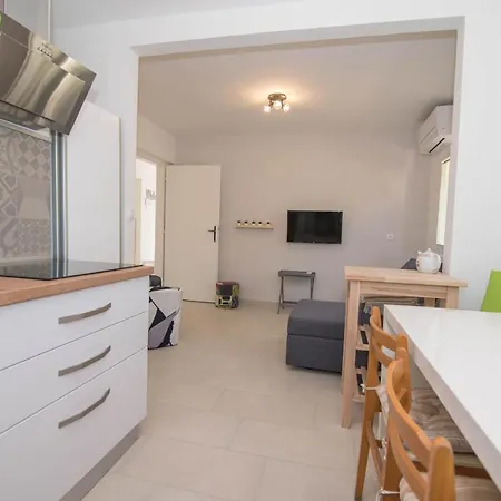 Ivana C6 Apartment *